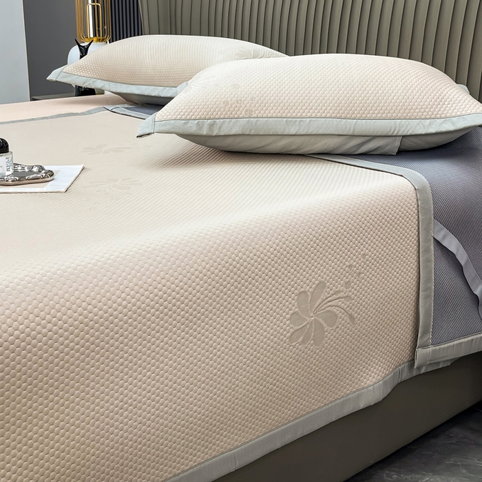 91家纺网 家纺一手货源 找家纺 瑞兴纺 2025新款高分子PE软凉席绣花款床单款 床单款-花之语-奶白