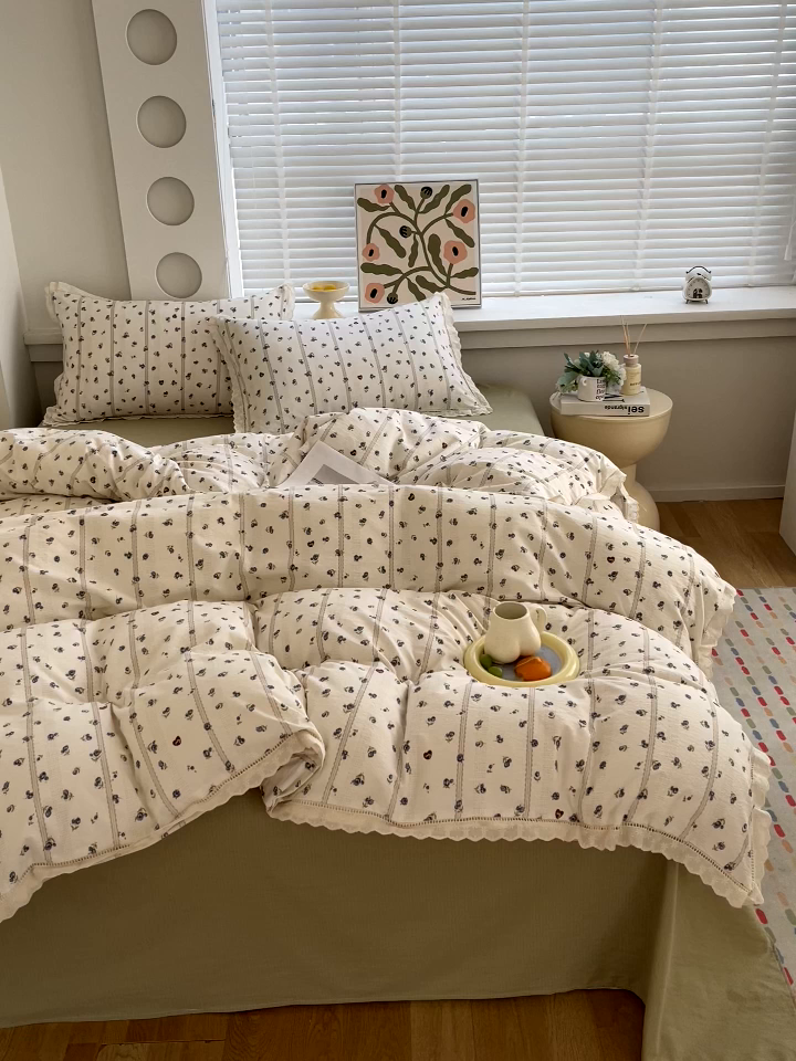 91家纺网 家纺一手货源 找家纺 雨彤家纺 2025新款A类高克重云感皱皱双层纱全棉镂空花边款法式四件套-床拍图 浮梦