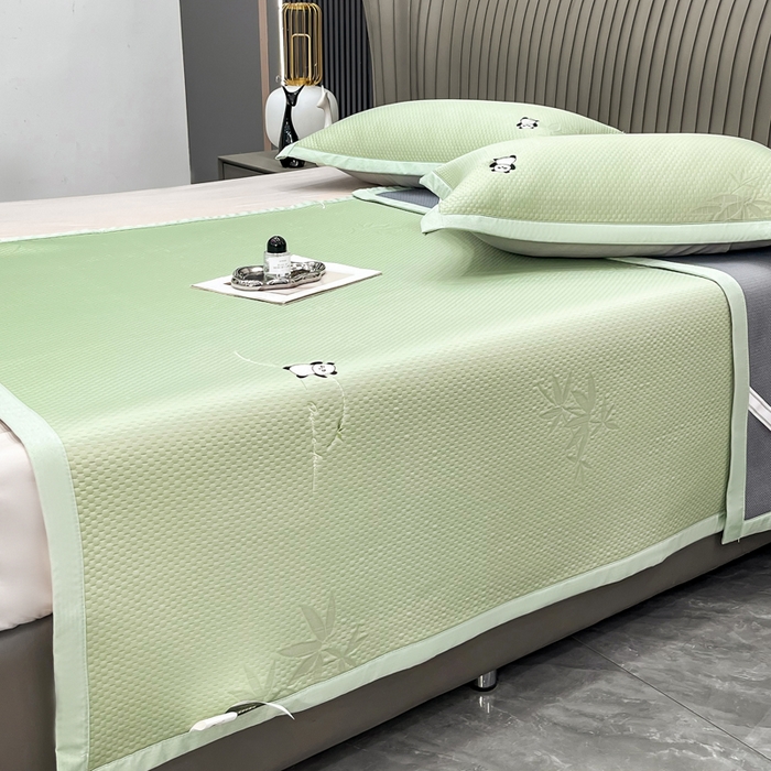 91家纺网 家纺一手货源 找家纺 瑞兴纺 2025新款高分子PE软凉席绣花款床单款 绣花床单款-竹林熊猫-绿