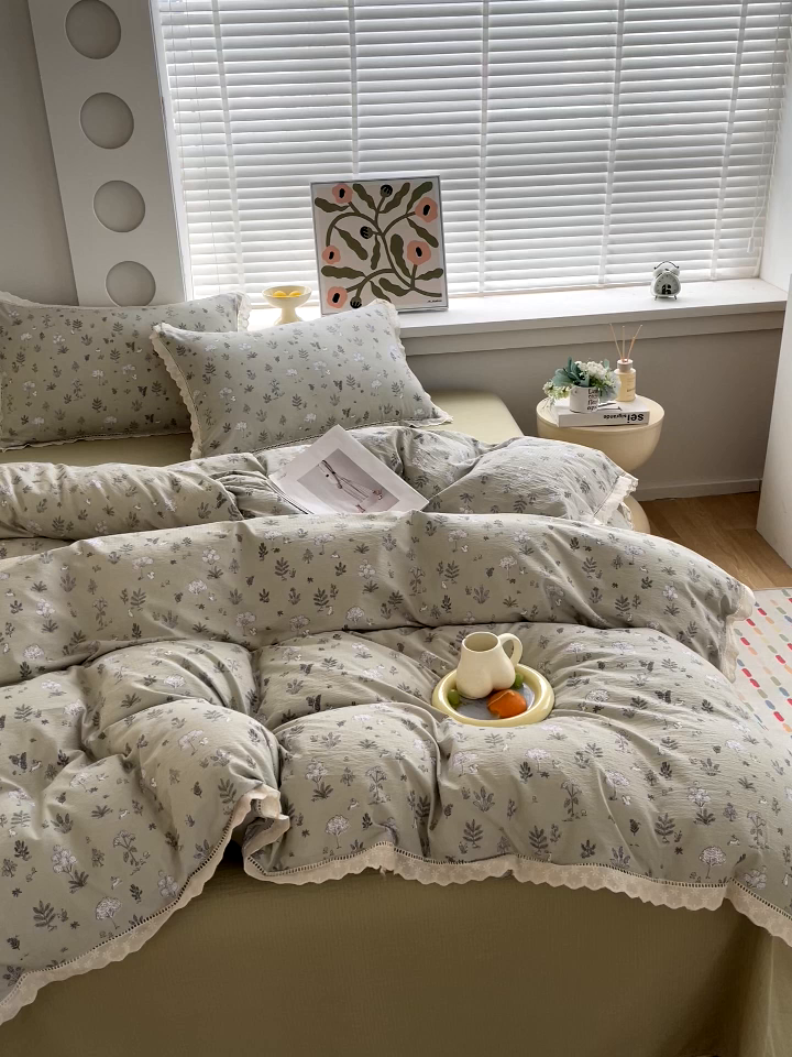 91家纺网 家纺一手货源 找家纺 雨彤家纺 2025新款A类高克重云感皱皱双层纱全棉镂空花边款法式四件套-叠拍图 甜蜜花房