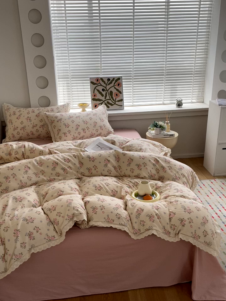 91家纺网 家纺一手货源 找家纺 雨彤家纺 2025新款A类高克重云感皱皱双层纱全棉镂空花边款法式四件套-床拍图 望夏花艺