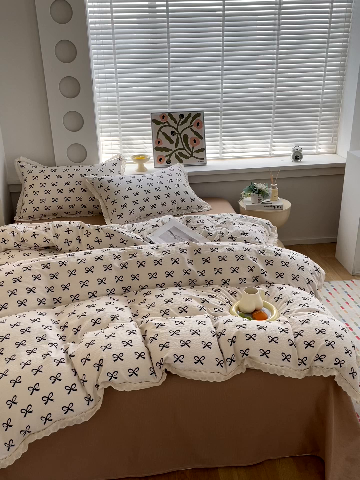 91家纺网 家纺一手货源 找家纺 雨彤家纺 2025新款A类高克重云感皱皱双层纱全棉镂空花边款法式四件套-叠拍图 相伴-米