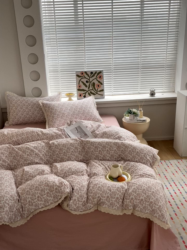 91家纺网 家纺一手货源 找家纺 雨彤家纺 2025新款A类高克重云感皱皱双层纱全棉镂空花边款法式四件套-叠拍图 云槿香