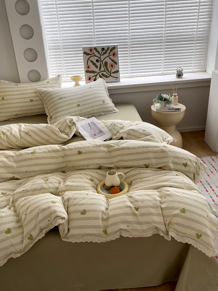 91家纺网 家纺一手货源 找家纺 雨彤家纺 2025新款A类高克重云感皱皱双层纱全棉镂空花边款法式四件套-床拍图 可心-绿