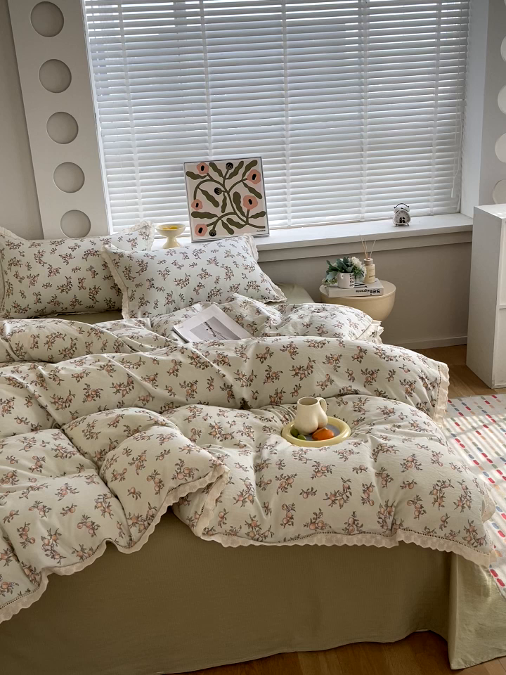 91家纺网 家纺一手货源 找家纺 雨彤家纺 2025新款A类高克重云感皱皱双层纱全棉镂空花边款法式四件套-床拍图 秋的果实