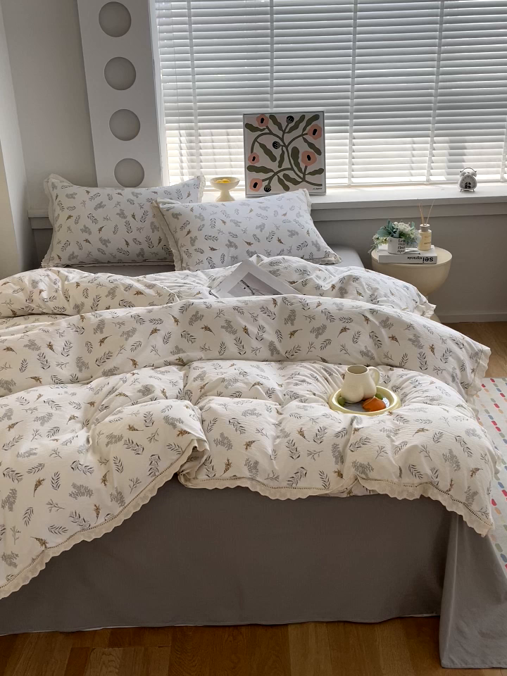 91家纺网 家纺一手货源 找家纺 雨彤家纺 2025新款A类高克重云感皱皱双层纱全棉镂空花边款法式四件套-叠拍图 宝拉