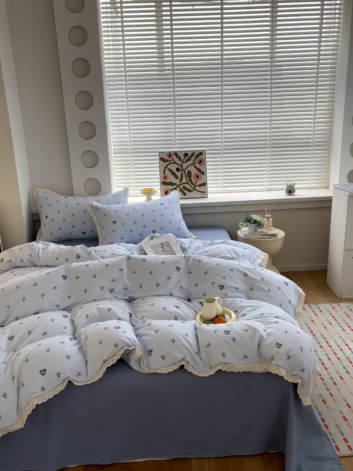 91家纺网 家纺一手货源 找家纺 雨彤家纺 2025新款A类高克重云感皱皱双层纱全棉镂空花边款法式四件套-床拍图 悦枝