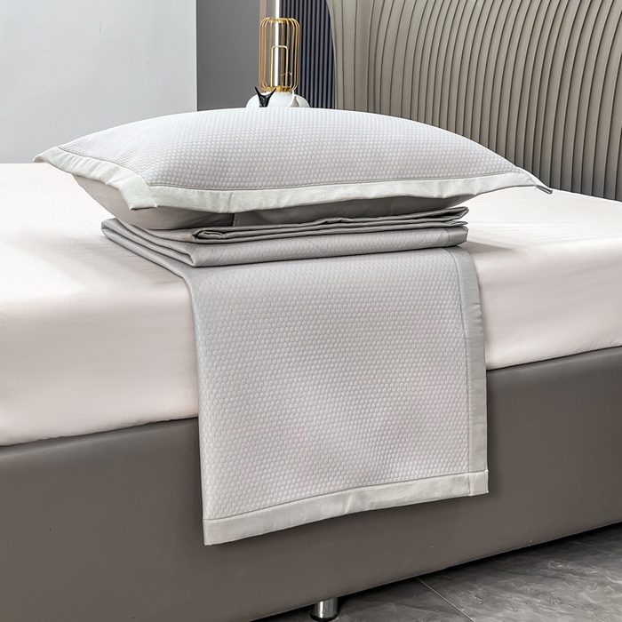 91家纺网 家纺一手货源 找家纺 瑞兴纺 2025新款高分子PE软凉席绣花款床单款 床单款-五朵金花-灰