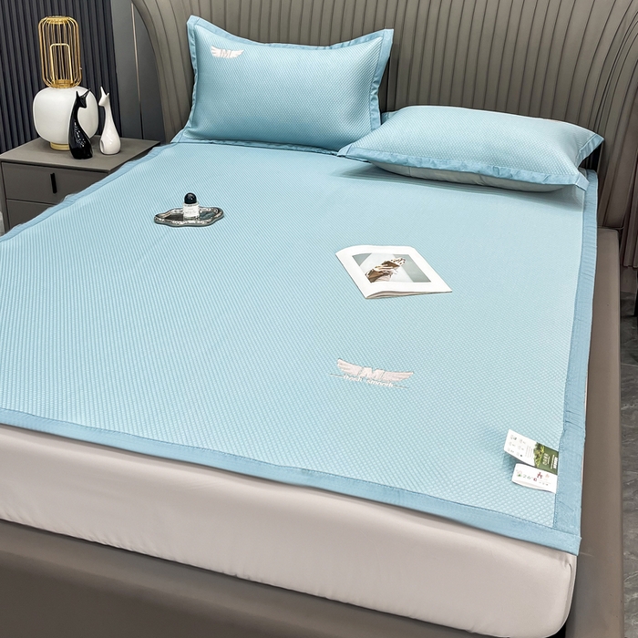 91家纺网 家纺一手货源 找家纺 瑞兴纺 2025新款高分子PE软凉席绣花款床单款 绣花床单款-格调-蓝