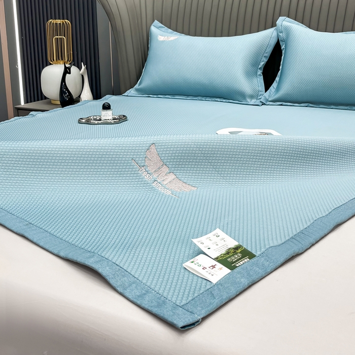 91家纺网 家纺一手货源 找家纺 瑞兴纺 2025新款高分子PE软凉席绣花款床单款 绣花床单款-格调-蓝