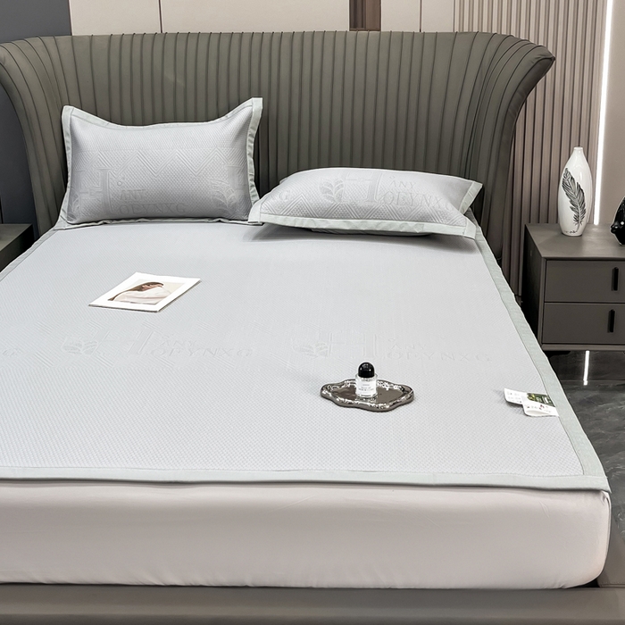 91家纺网 家纺一手货源 找家纺 瑞兴纺 2025新款高分子PE软凉席绣花款床单款 床单款-路易威-灰