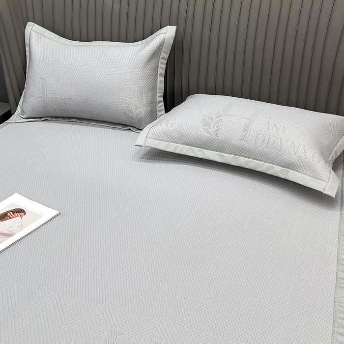 91家纺网 家纺一手货源 找家纺 瑞兴纺 2025新款高分子PE软凉席绣花款床单款 床单款-路易威-灰