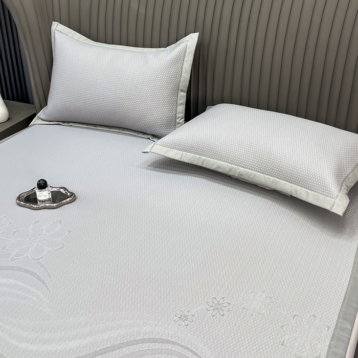 91家纺网 家纺一手货源 找家纺 瑞兴纺 2025新款高分子PE软凉席绣花款床单款 床单款-五朵金花-灰