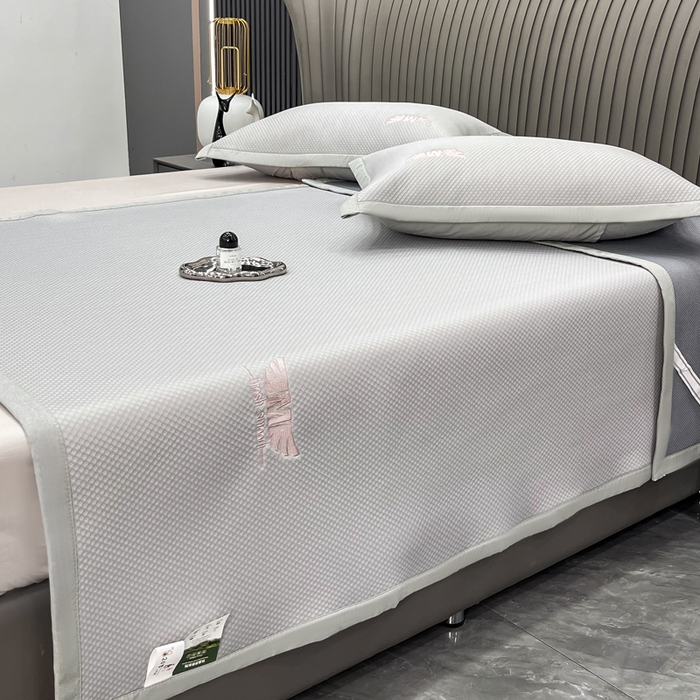 91家纺网 家纺一手货源 找家纺 瑞兴纺 2025新款高分子PE软凉席绣花款床单款 绣花床单款-格调-灰