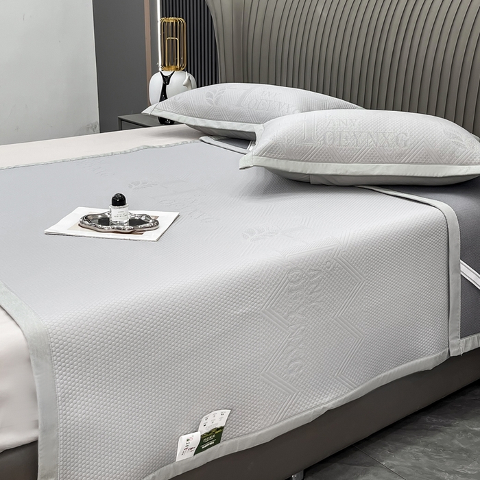 91家纺网 家纺一手货源 找家纺 瑞兴纺 2025新款高分子PE软凉席绣花款床单款 床单款-路易威-灰