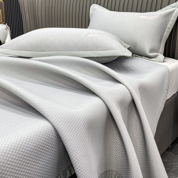 91家纺网 家纺一手货源 找家纺 瑞兴纺 2025新款高分子PE软凉席绣花款床单款 绣花床单款-格调-灰