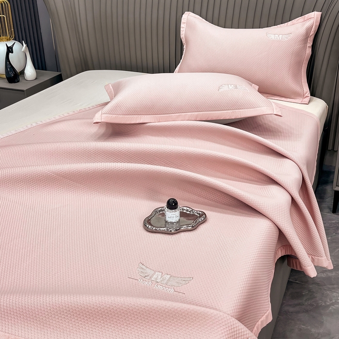 91家纺网 家纺一手货源 找家纺 瑞兴纺 2025新款高分子PE软凉席绣花款床单款 绣花床单款-格调-粉