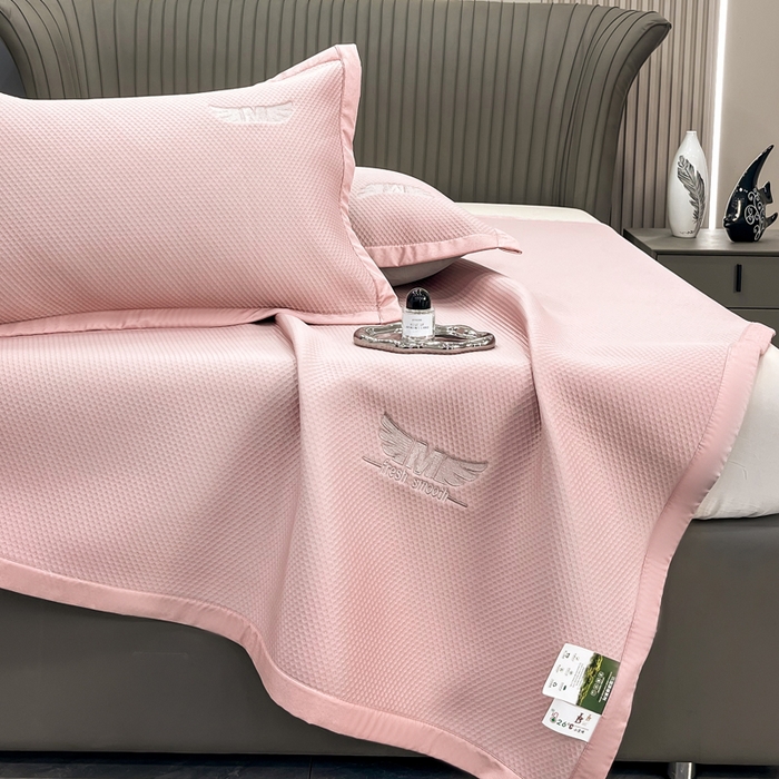 91家纺网 家纺一手货源 找家纺 瑞兴纺 2025新款高分子PE软凉席绣花款床单款 绣花床单款-格调-粉