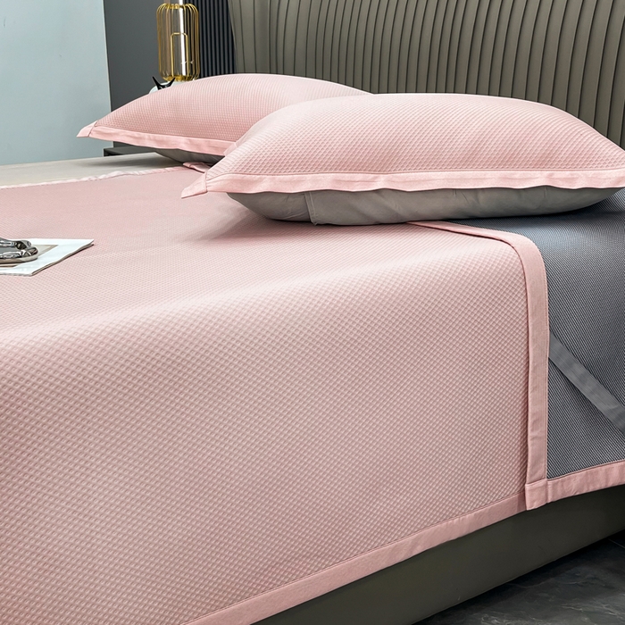 91家纺网 家纺一手货源 找家纺 瑞兴纺 2025新款高分子PE软凉席绣花款床单款 床单款-华夫格-粉