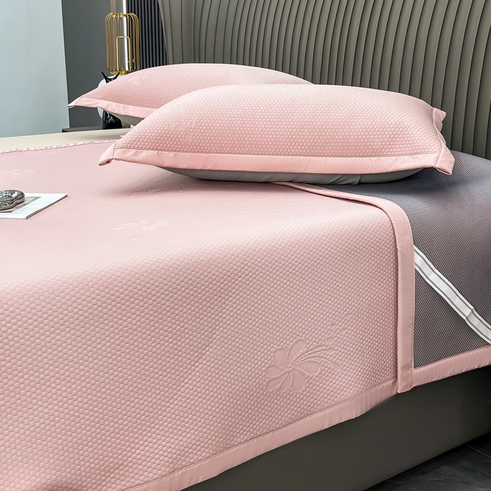 91家纺网 家纺一手货源 找家纺 瑞兴纺 2025新款高分子PE软凉席绣花款床单款 床单款-花之语-粉