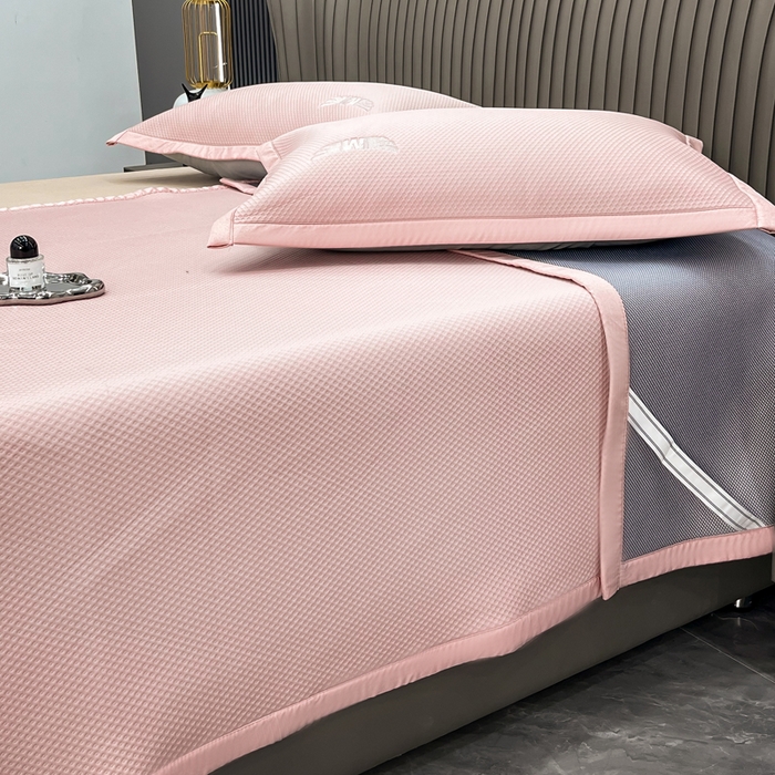 91家纺网 家纺一手货源 找家纺 瑞兴纺 2025新款高分子PE软凉席绣花款床单款 绣花床单款-格调-粉