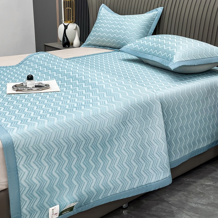 91家纺网 家纺一手货源 找家纺 瑞兴纺 2025新款高分子PE软凉席绣花款床单款 床单款-风尚-蓝