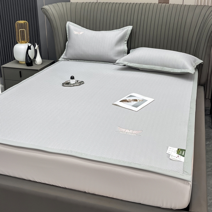 91家纺网 家纺一手货源 找家纺 瑞兴纺 2025新款高分子PE软凉席绣花款床单款 绣花床单款-格调-灰