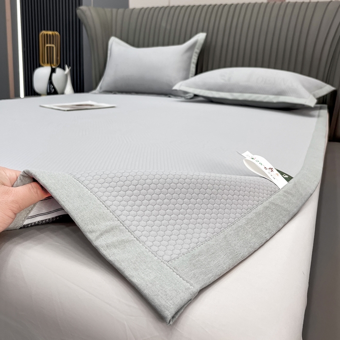 91家纺网 家纺一手货源 找家纺 瑞兴纺 2025新款高分子PE软凉席绣花款床单款 床单款-路易威-灰