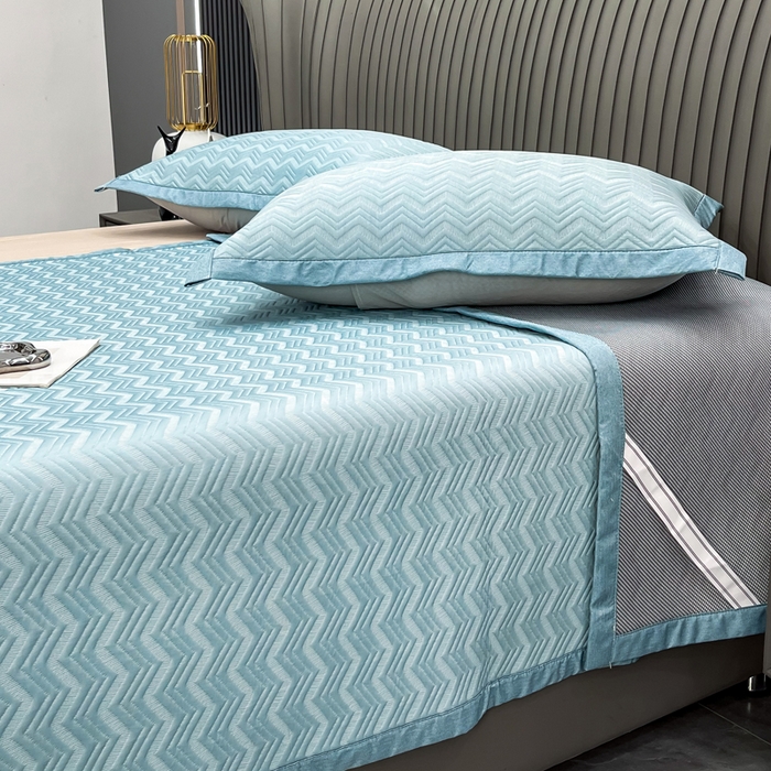 91家纺网 家纺一手货源 找家纺 瑞兴纺 2025新款高分子PE软凉席绣花款床单款 床单款-风尚-蓝