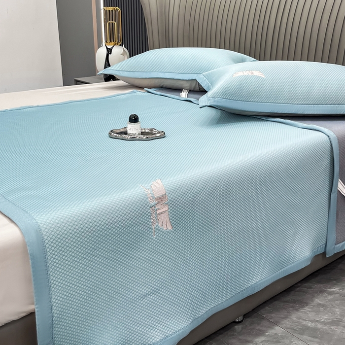 91家纺网 家纺一手货源 找家纺 瑞兴纺 2025新款高分子PE软凉席绣花款床单款 绣花床单款-格调-蓝