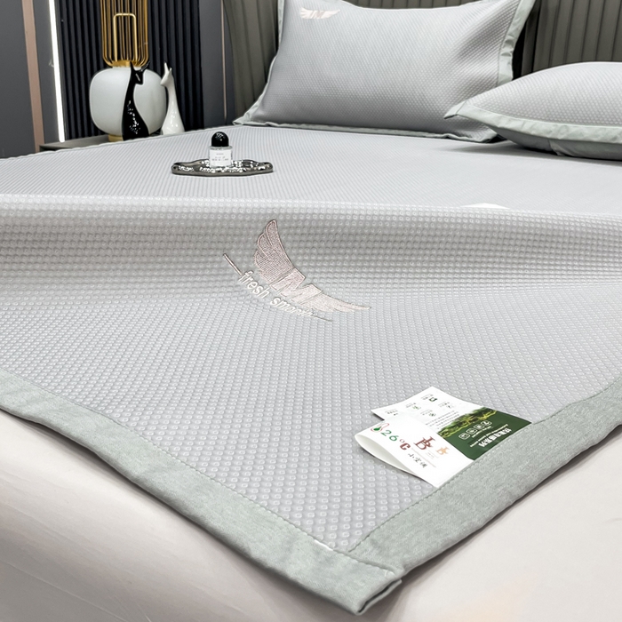 91家纺网 家纺一手货源 找家纺 瑞兴纺 2025新款高分子PE软凉席绣花款床单款 绣花床单款-格调-灰