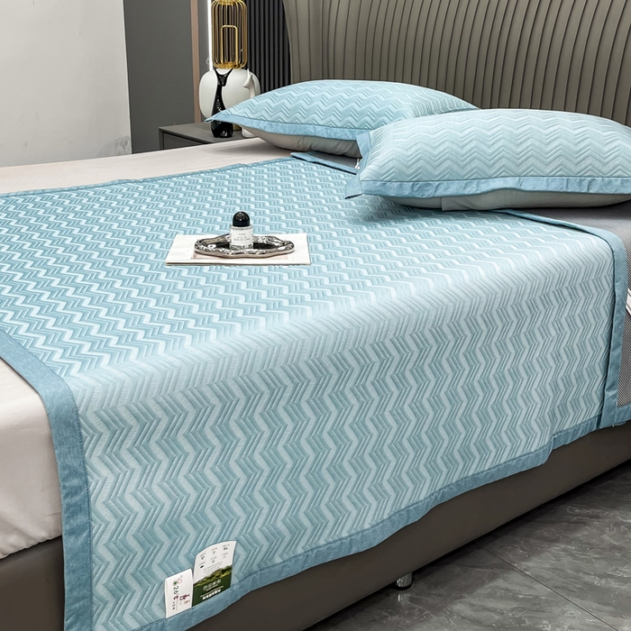 91家纺网 家纺一手货源 找家纺 瑞兴纺 2025新款高分子PE软凉席绣花款床单款 床单款-风尚-蓝