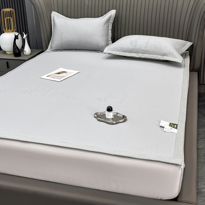91家纺网 家纺一手货源 找家纺 瑞兴纺 2025新款高分子PE软凉席绣花款床单款 床单款-路易威-灰