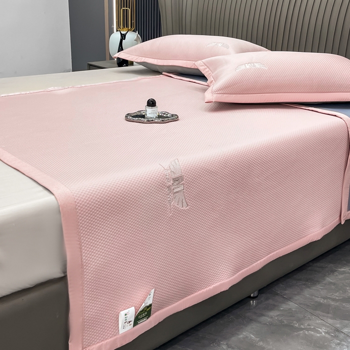 91家纺网 家纺一手货源 找家纺 瑞兴纺 2025新款高分子PE软凉席绣花款床单款 绣花床单款-格调-粉