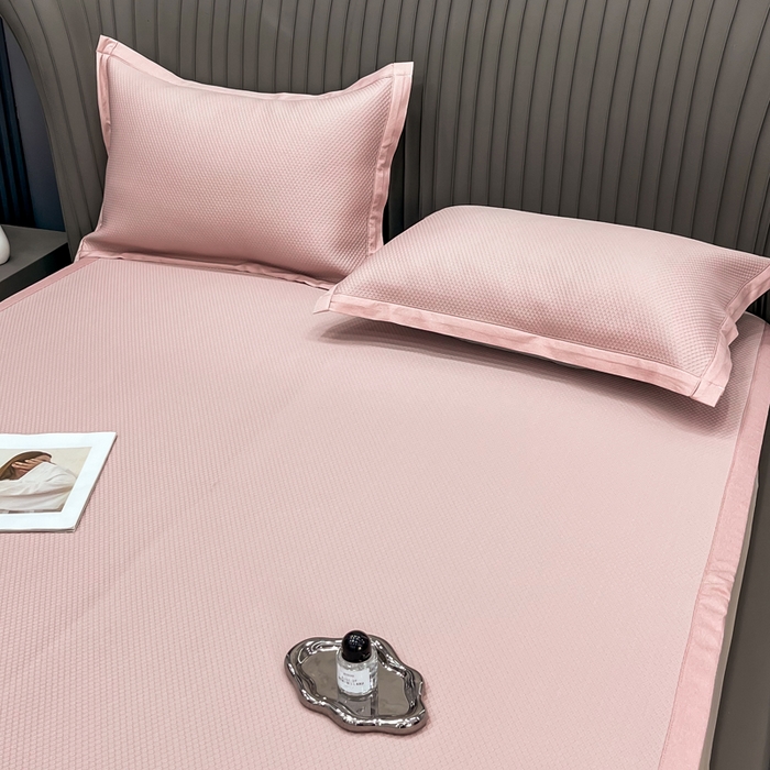 91家纺网 家纺一手货源 找家纺 瑞兴纺 2025新款高分子PE软凉席绣花款床单款 床单款-华夫格-粉