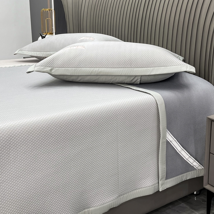 91家纺网 家纺一手货源 找家纺 瑞兴纺 2025新款高分子PE软凉席绣花款床单款 绣花床单款-格调-灰