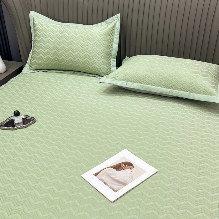 91家纺网 家纺一手货源 找家纺 瑞兴纺 2025新款高分子PE软凉席绣花款床单款 床单款-风尚-绿