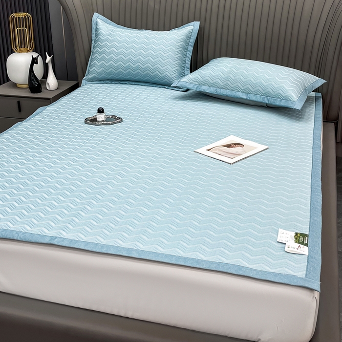 91家纺网 家纺一手货源 找家纺 瑞兴纺 2025新款高分子PE软凉席绣花款床单款 床单款-风尚-蓝