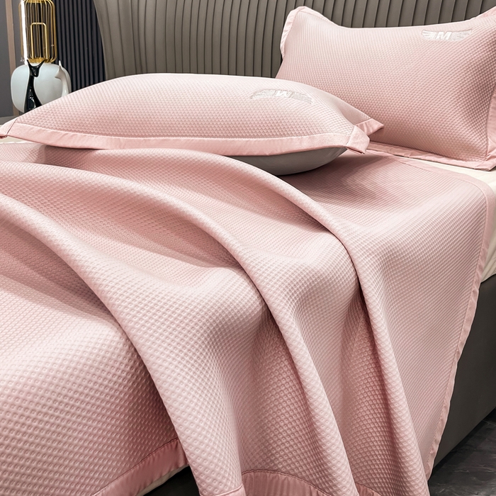 91家纺网 家纺一手货源 找家纺 瑞兴纺 2025新款高分子PE软凉席绣花款床单款 绣花床单款-格调-粉