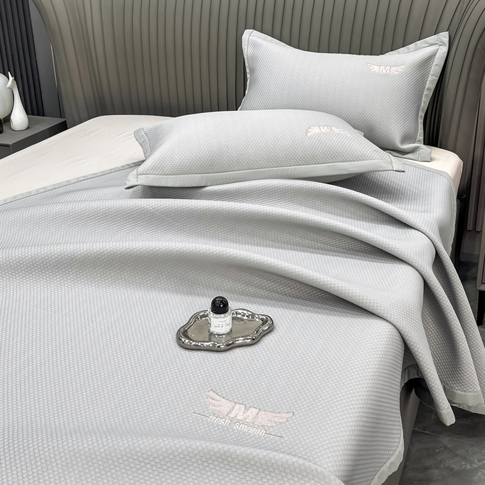 91家纺网 家纺一手货源 找家纺 瑞兴纺 2025新款高分子PE软凉席绣花款床单款 绣花床单款-格调-灰