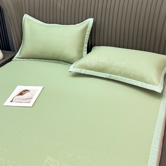 91家纺网 家纺一手货源 找家纺 瑞兴纺 2025新款高分子PE软凉席绣花款床单款 床单款-路易威-绿