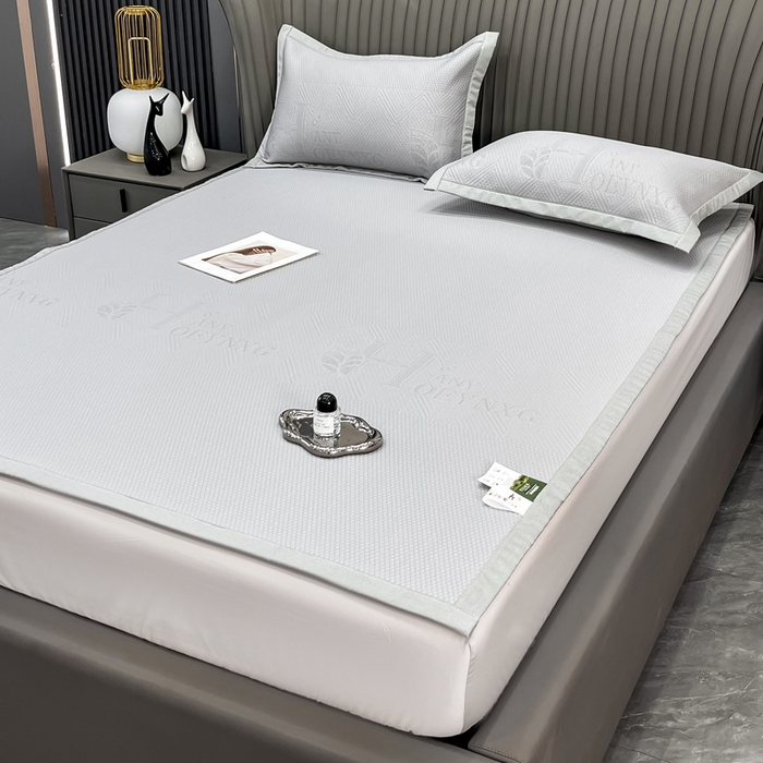 91家纺网 家纺一手货源 找家纺 瑞兴纺 2025新款高分子PE软凉席绣花款床单款 床单款-路易威-灰