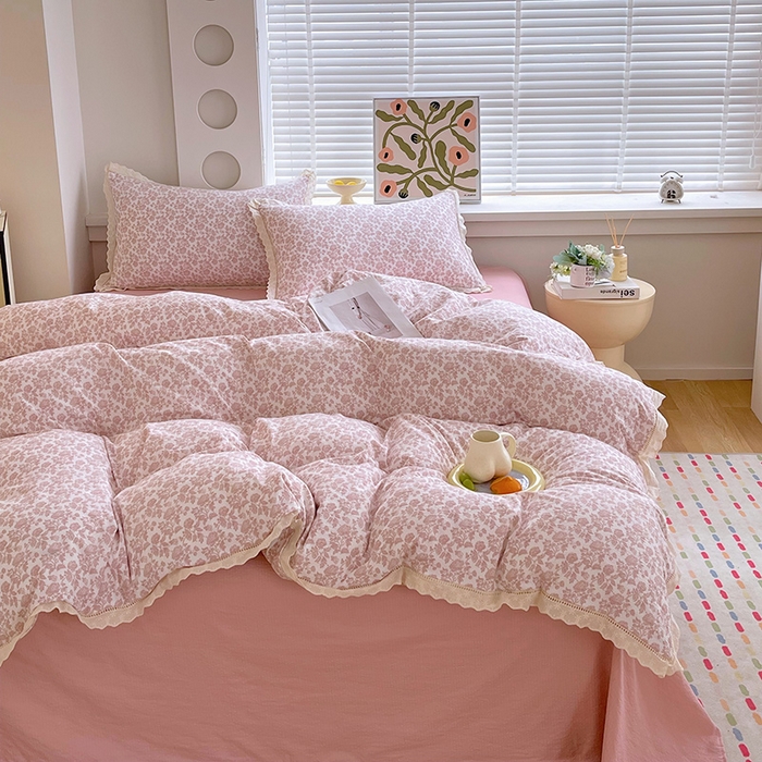 91家纺网 家纺一手货源 找家纺 雨彤家纺 2025新款A类高克重云感皱皱双层纱全棉镂空花边款法式四件套-床拍图 云槿香