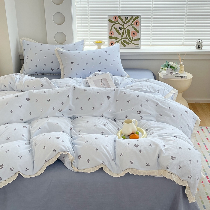 91家纺网 家纺一手货源 找家纺 雨彤家纺 2025新款A类高克重云感皱皱双层纱全棉镂空花边款法式四件套-床拍图 悦枝