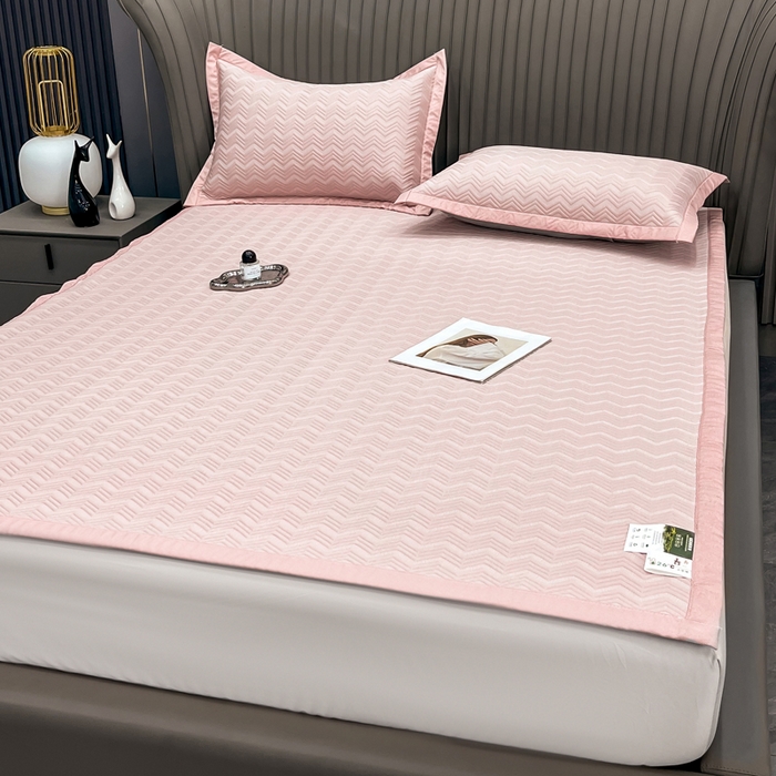 91家纺网 家纺一手货源 找家纺 瑞兴纺 2025新款高分子PE软凉席绣花款床单款 床单款-风尚-粉