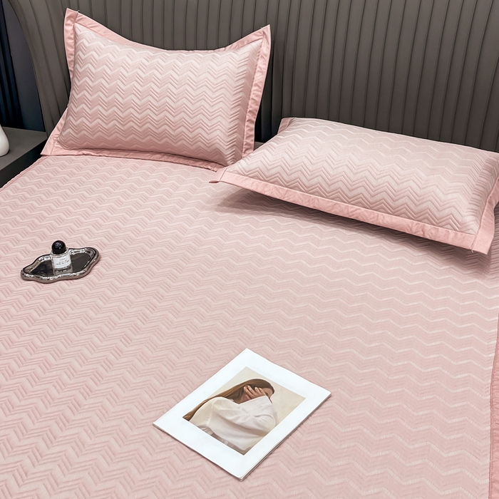 91家纺网 家纺一手货源 找家纺 瑞兴纺 2025新款高分子PE软凉席绣花款床单款 床单款-风尚-粉