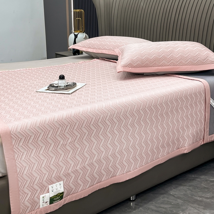 91家纺网 家纺一手货源 找家纺 瑞兴纺 2025新款高分子PE软凉席绣花款床单款 床单款-风尚-粉