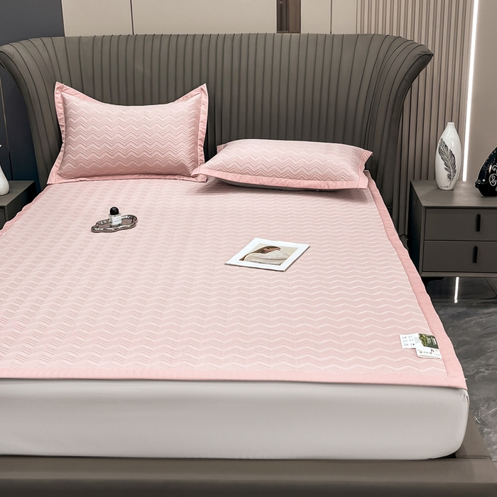 91家纺网 家纺一手货源 找家纺 瑞兴纺 2025新款高分子PE软凉席绣花款床单款 床单款-风尚-粉