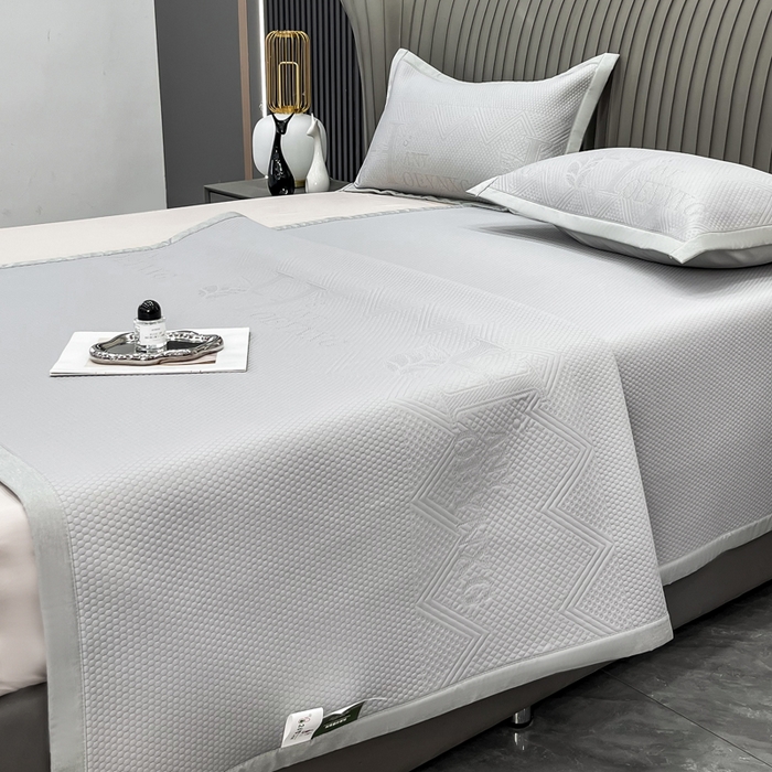 91家纺网 家纺一手货源 找家纺 瑞兴纺 2025新款高分子PE软凉席绣花款床单款 床单款-路易威-灰