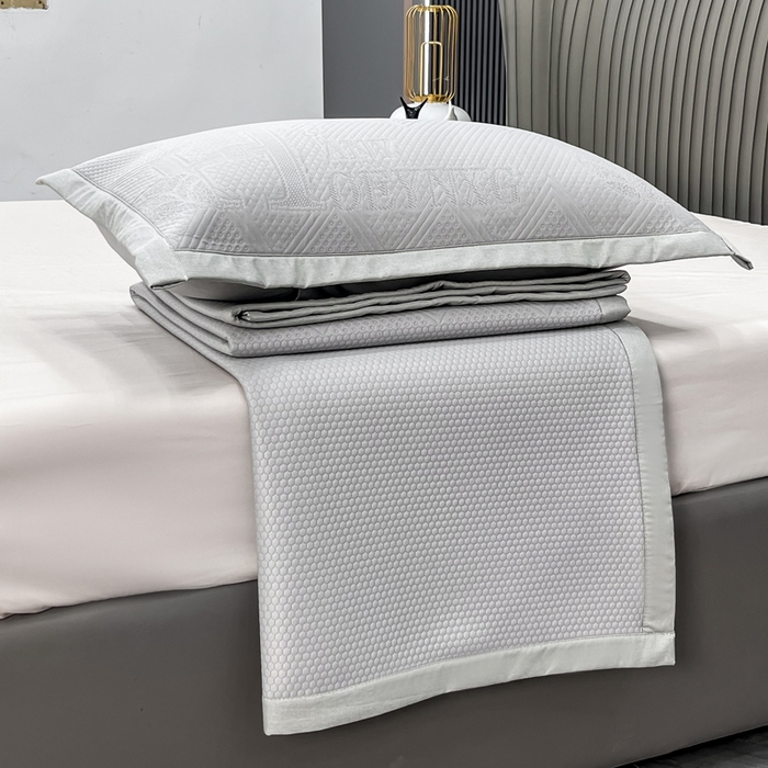 91家纺网 家纺一手货源 找家纺 瑞兴纺 2025新款高分子PE软凉席绣花款床单款 床单款-路易威-灰